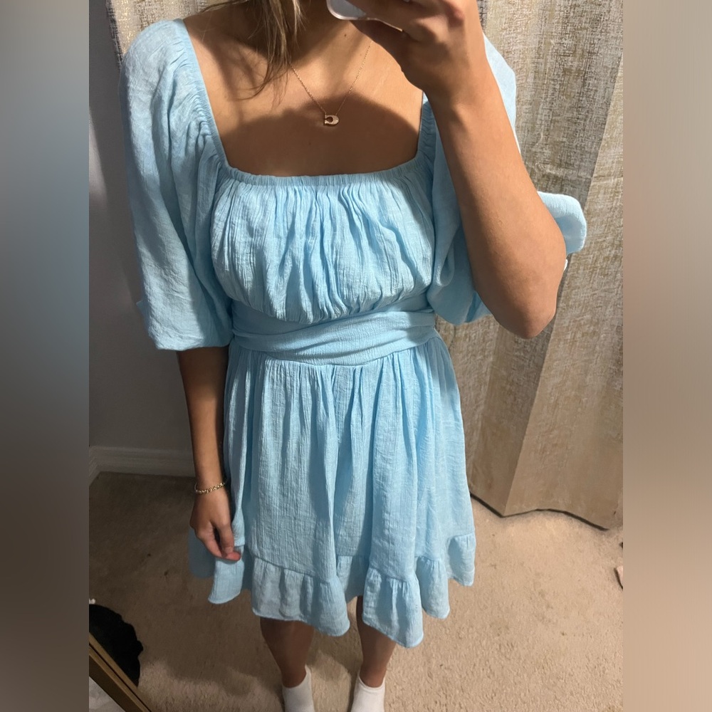 louisiana Boutique, Open Back Bow Dress
Size S
Light Blue